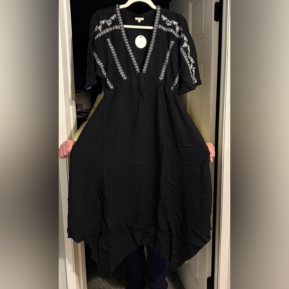 En Crème Elegant Black Embroidered Dress - Picture 2 of 8